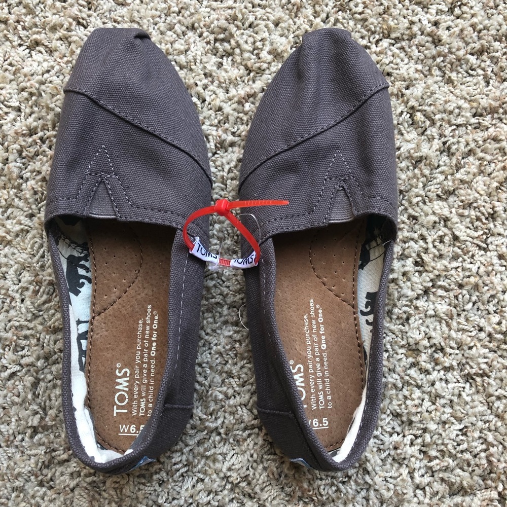 Toms NWOT slip-ons sz 6.5
